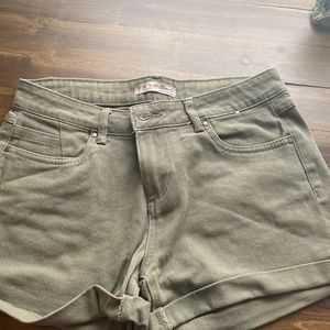 Denim&Co Mid rise size 4 olive green shorts